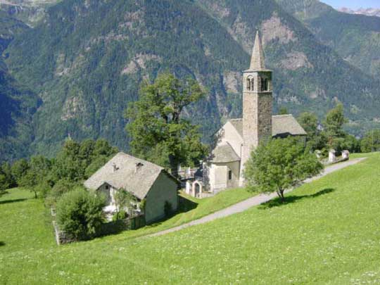 La chiesa di San Lorenzo, la Casa parrocchiale e l'acero monumentale