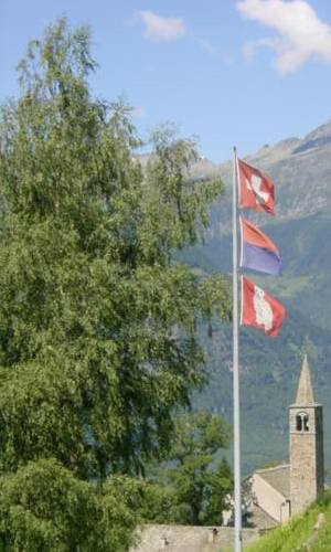 Le bandiere della Confederazione Svizzera, del Canton Ticino e del Comune di Sobrio